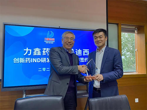 陈春麟博士代表CA88将战略相助同伴纪念牌赠予力鑫药业及高悦译董事长