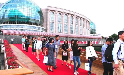 晚宴伊始，，前来加入晚宴的嘉宾们纷纷踏上红毯，，前往码头